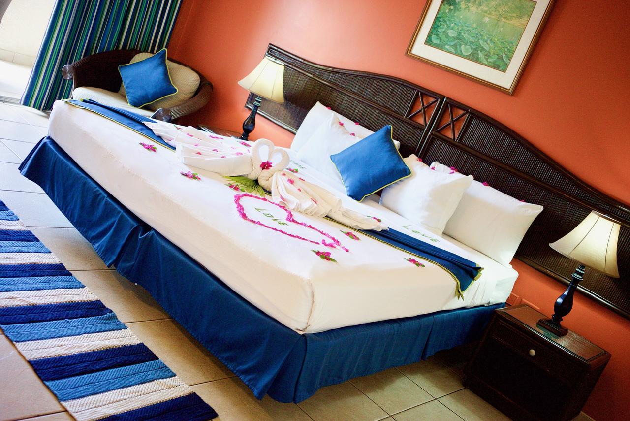 Tropikist Beach Hotel And Resort Crown Point Dış mekan fotoğraf